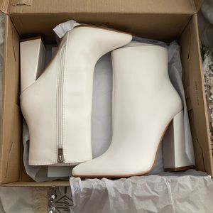 Size 7 white pointed toe-heeled boots